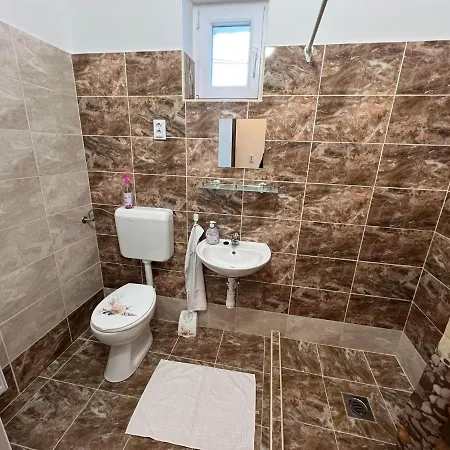 招待所 Komaromi Vendeghaz