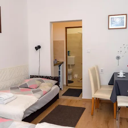 Komaromi Vendeghaz * Erdohorvati