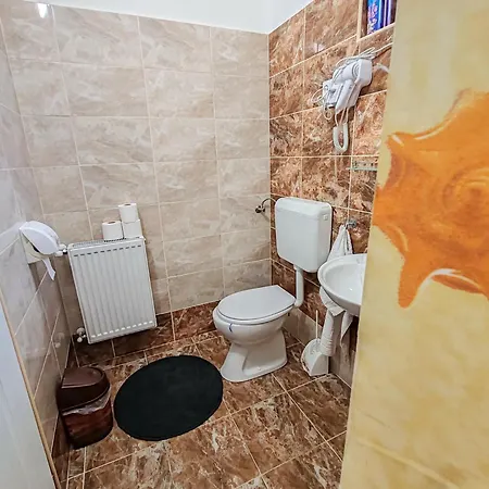 招待所 Komaromi Vendeghaz