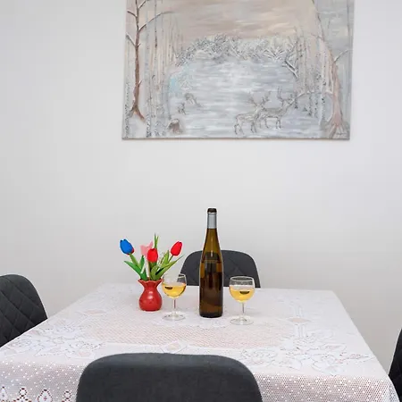 Komaromi Vendeghaz 招待所 *