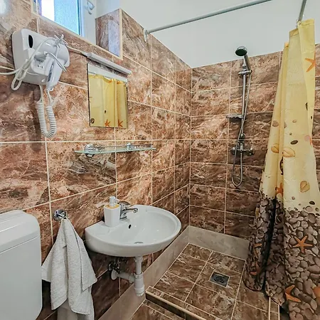 Komaromi Vendeghaz Konukevi *