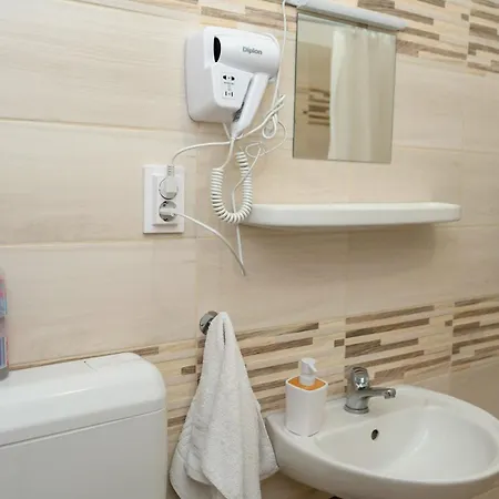 招待所 Komaromi Vendeghaz