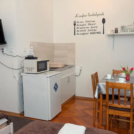 Komaromi Vendeghaz 招待所 *